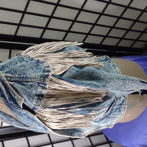 Vintage jean jacket with leather Fringe 💕 - Picture 2 of 10